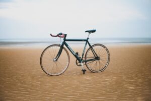 Rower zaparkowany na plaży